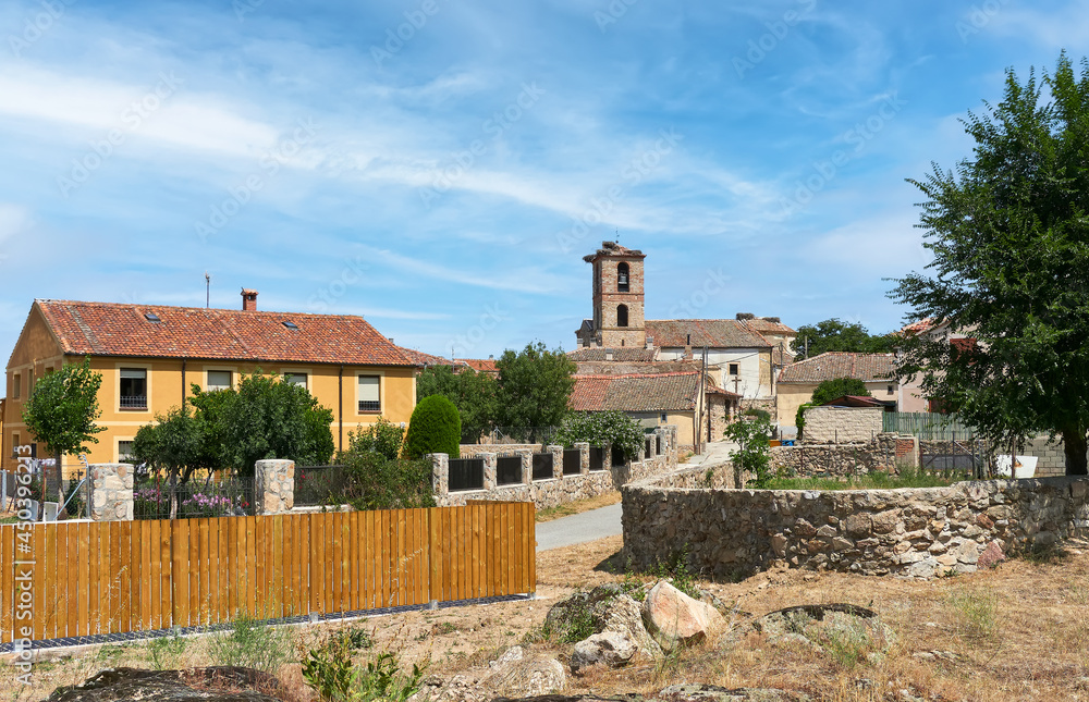 panoramica del pueblo de Basardilla y su iglesia de San Bartolome, en Segovia, castilla y Leon
