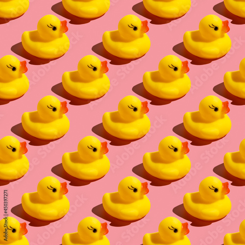Fotografie Seamless pattern with rubber duck on pink background.