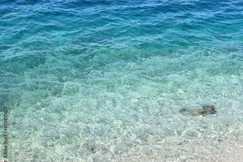 Fototapeta Naklejka Na Ścianę i Meble -  Clean sea water with white gravel