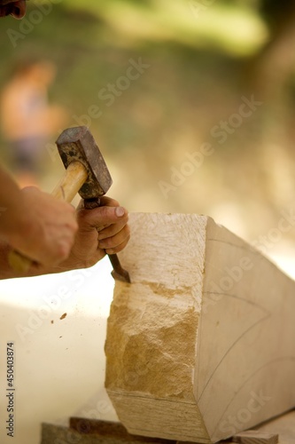 Wallpaper Mural Tailleur de pierre - marteau et pointe main homme Torontodigital.ca