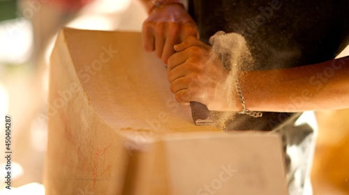 Wallpaper Mural Tailleur de pierre - outil main artisan travailleur Torontodigital.ca