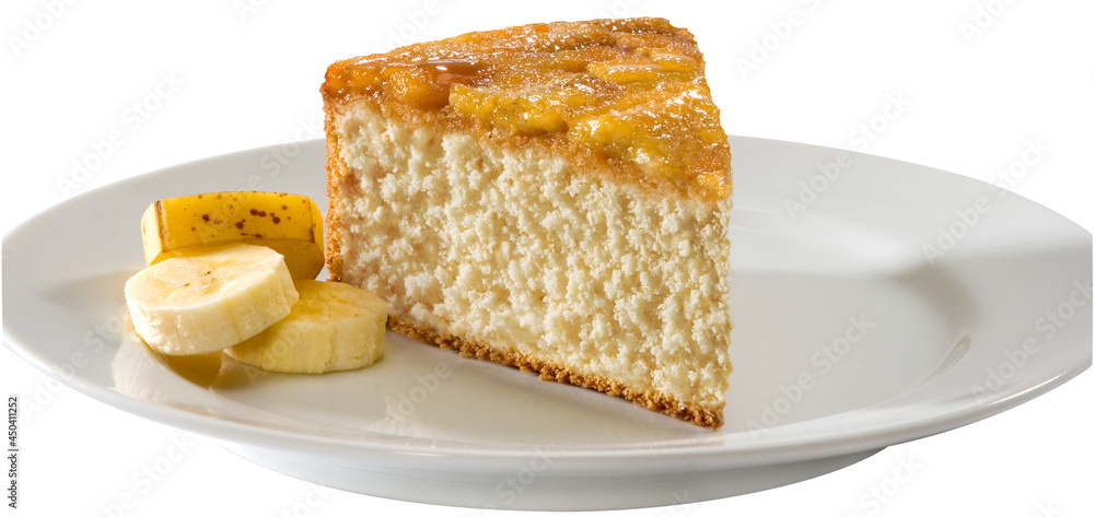 Fatia de bolo de banana com fatias de banana no prato de cerâmica branco em fundo branco isolado. Fatia de bolo de banana com fatias de banana no prato de cerâmica branco em fundo branco isolado.