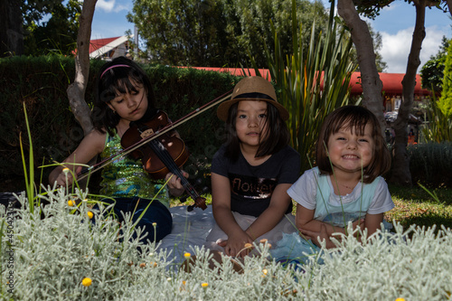 música familia convivencia relajación diversión violin arboles sonrisa felicidad  photo