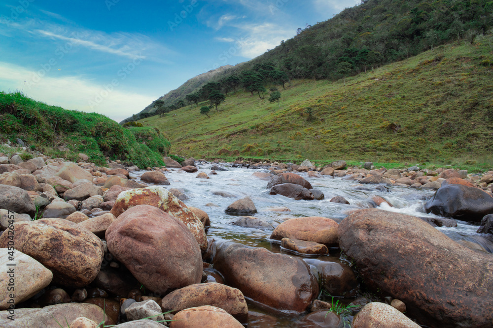Obraz premium Paisaje del agua de un río corriendo entre las montañas