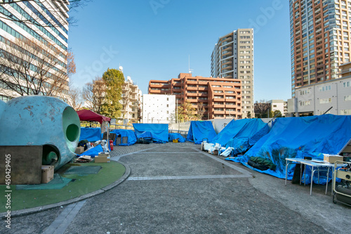 東京都渋谷区美竹公園に設置されたホームレスのテント photo