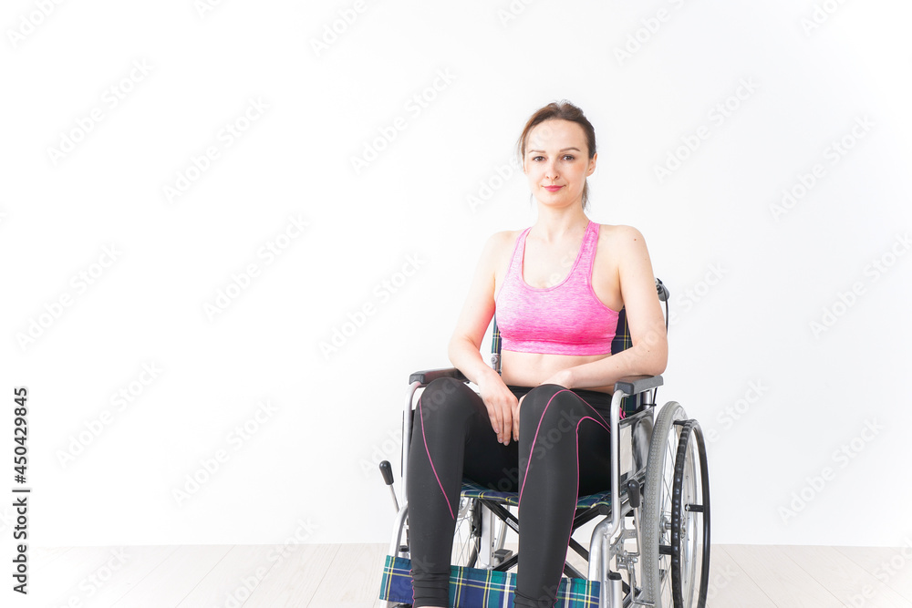 スポーツウェアを着て車椅子に乗る外国人の女性 スポーツウェアを着て車椅子に乗る外国人の女性