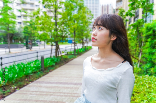 Free Download 街なかでデートをする女性 - GFXLoad