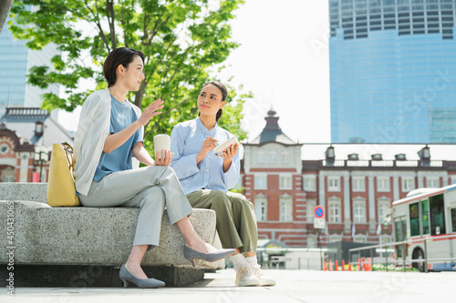 屋外で仕事の相談をする女性