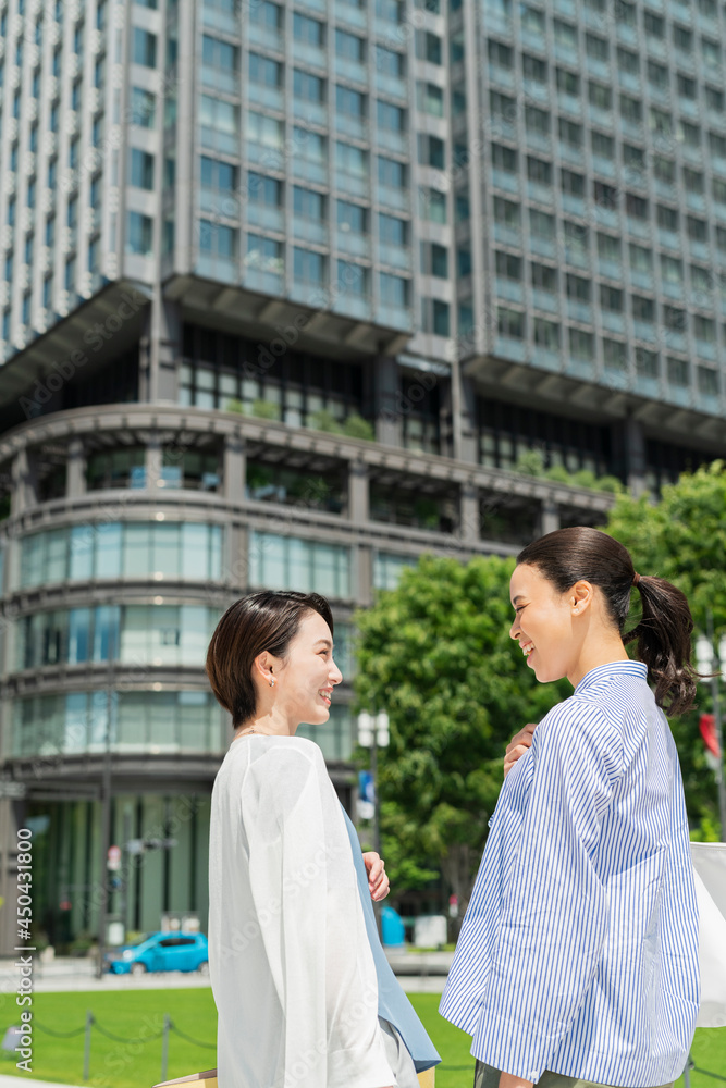 街を歩く女性 街を歩く女性