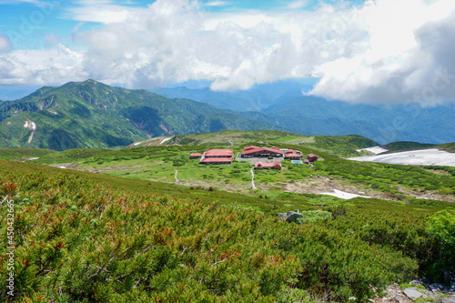 Wallpaper Mural 白山御前峰山頂から白山室堂を見渡す（令和３年７月） Torontodigital.ca