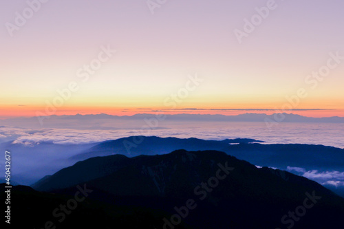 令和３年７月の白山御前峰から眺める日の出前の北アルプスの山なみ