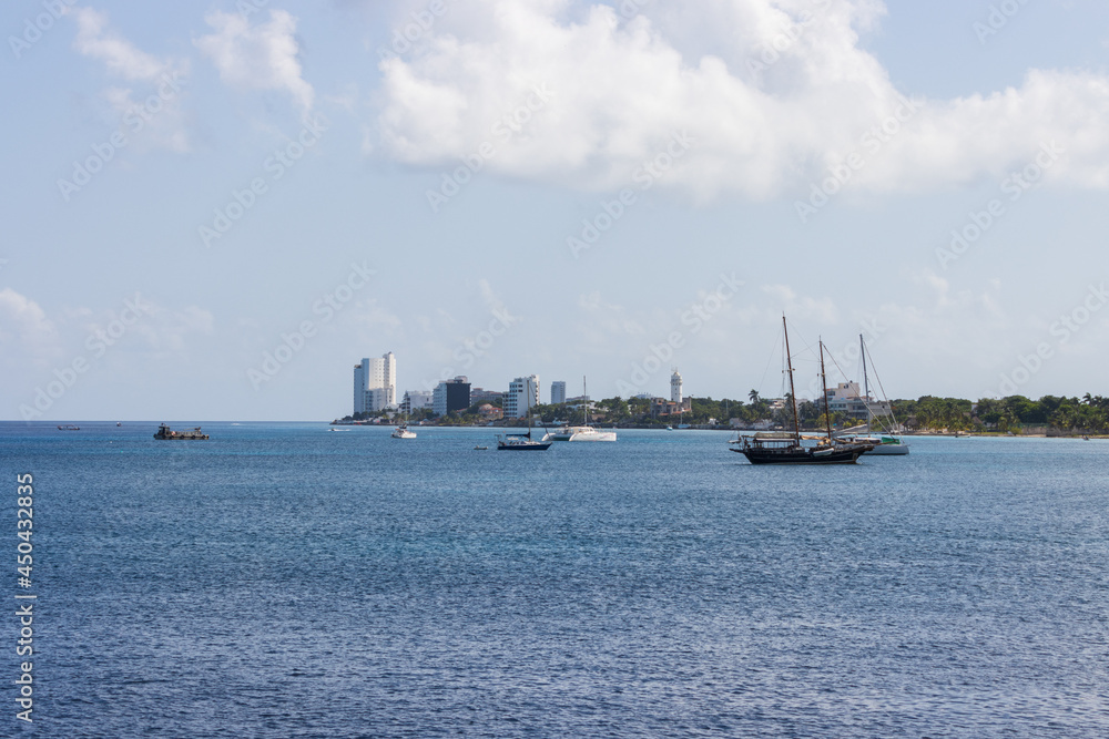 Hermoso paisaje marino con barcos. Cozumel, Quintana Roo, México.