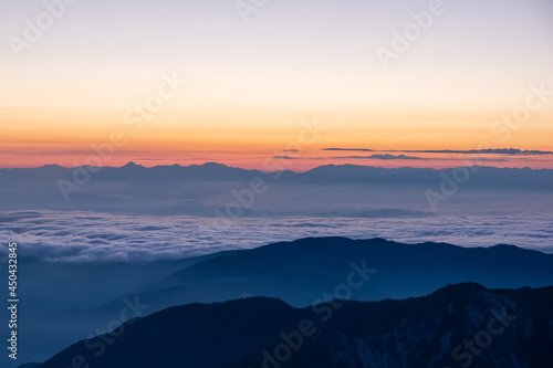 令和３年７月の白山御前峰から眺める日の出前の雲海に浮かぶ北アルプス連峰のシルエット