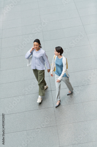 ビルの中を歩く女性2人