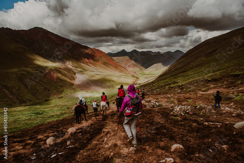 Trekking en montaña Vinicunca, Peru. © MaraPaula