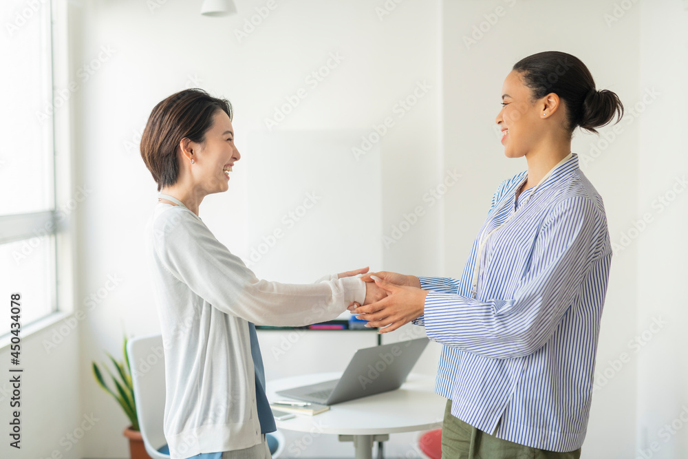 握手をする女性 握手をする女性