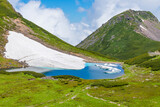 雪渓の残る夏の乗鞍岳で翠に輝く不消ヶ池を撮影（令和３年７月）