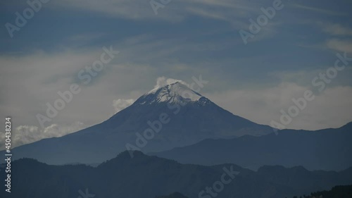 El majestuoso Pico de Orizaba  entre los cerros y nubes, es la montaña mas alta de México. Vista con time lapse photo