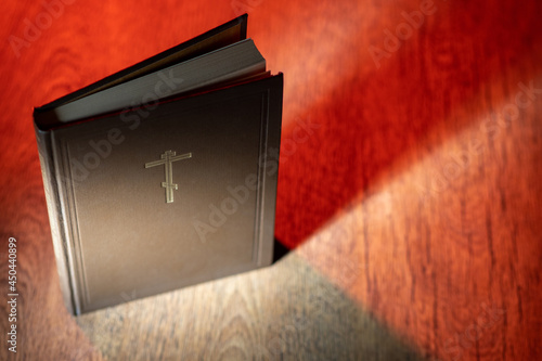 Obraz na plátne The Bible stands open on the table in the light