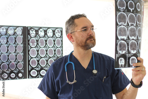 Quadro em tela Young neurologist specialist medical doctor in glasses and beard analyzing brain