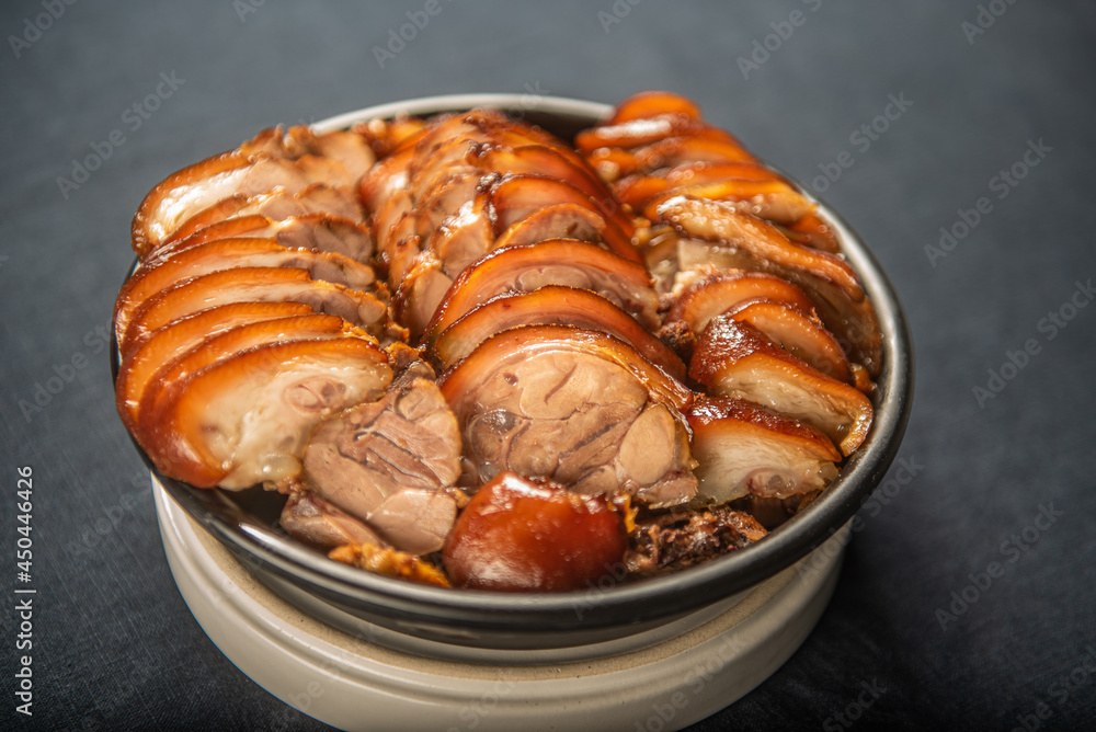 Fototapeta premium 잡내를 없애 담백하고 맛있는 한국식 돼지 고기 족발