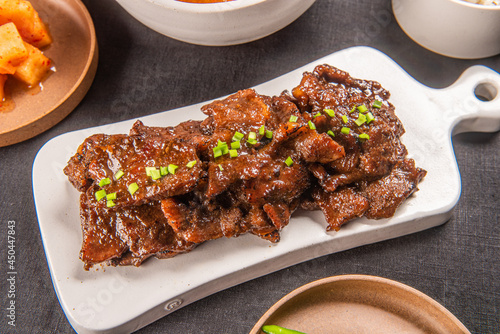 신선한 재료와 간장 양념에 재워서 만든 한국식 돼지 갈비