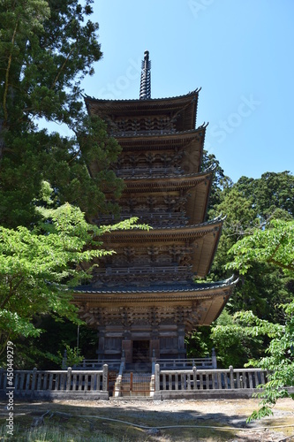 善法寺（ぜんぽうじ）／ 山形県鶴岡市にある善法寺は、2015年11月17日付で建造物６棟が正式に国の登録有形文化財になりました。登録された建造物は、江戸末期から明治の初めに建てられた龍王殿、五百羅漢堂、龍華庵、五重塔、山門、総門の６件です。善宝寺は平安時代、妙達上人が開いた龍華寺に始まる曹洞宗寺院であり、小田原の最乗寺、豊川の妙厳寺とともに曹洞宗三大祈願所のひとつです。