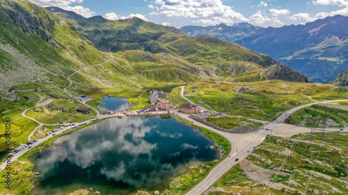 Konstfotografi Die ganze Gotthard Passhöhe aus der Luft betrachtet, Schweiz (August 2021)