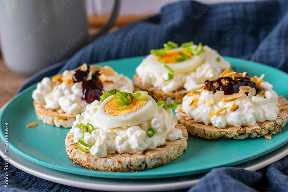 Rice cake sandwiches with cottage cheese 