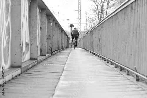 Brücke mit Radfahrer © Mario Wolff