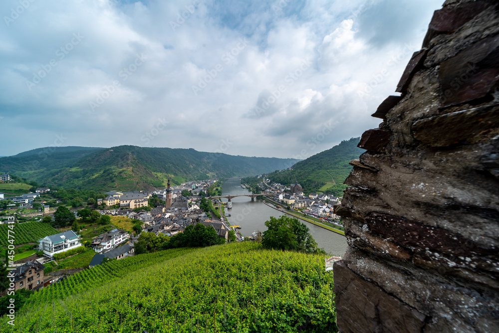Blick von der Reichsburg auf die Stadt Cochem und die Mosel. Blick von der Reichsburg auf die Stadt Cochem und die Mosel.