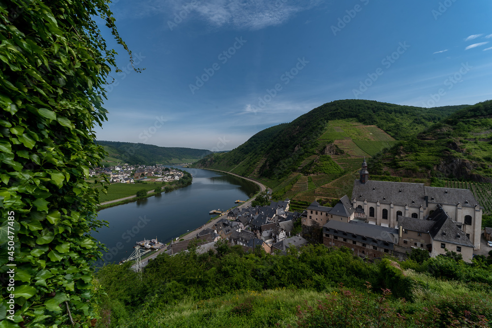 Blick von der Burgruine Metternich ins Moseltal bei Beilstein.