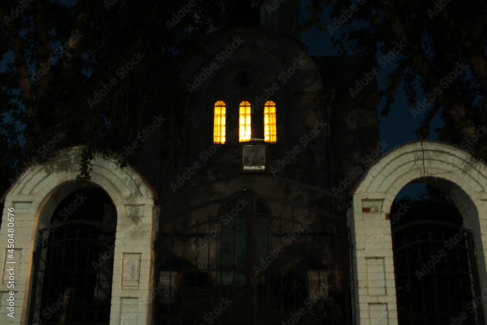 Церковь Марии Магдалины на фоне звездного неба, село Большая Лая/Горноуральский. 