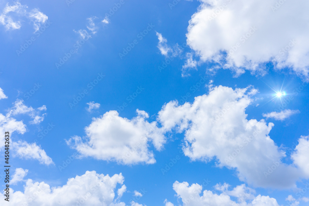 Fototapeta premium 太陽の日差しと爽やかな青空と雲の背景素材_b_12