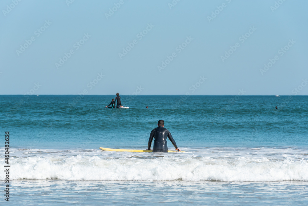 Surfeur en quête de la vague dans l'océan atlantique en France