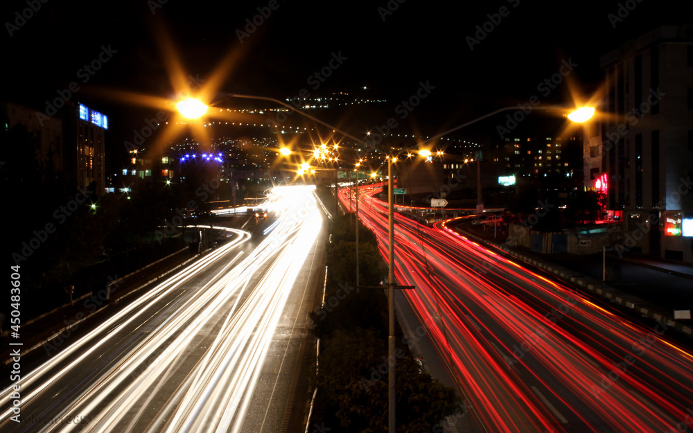 Obraz premium Cars on the street at night