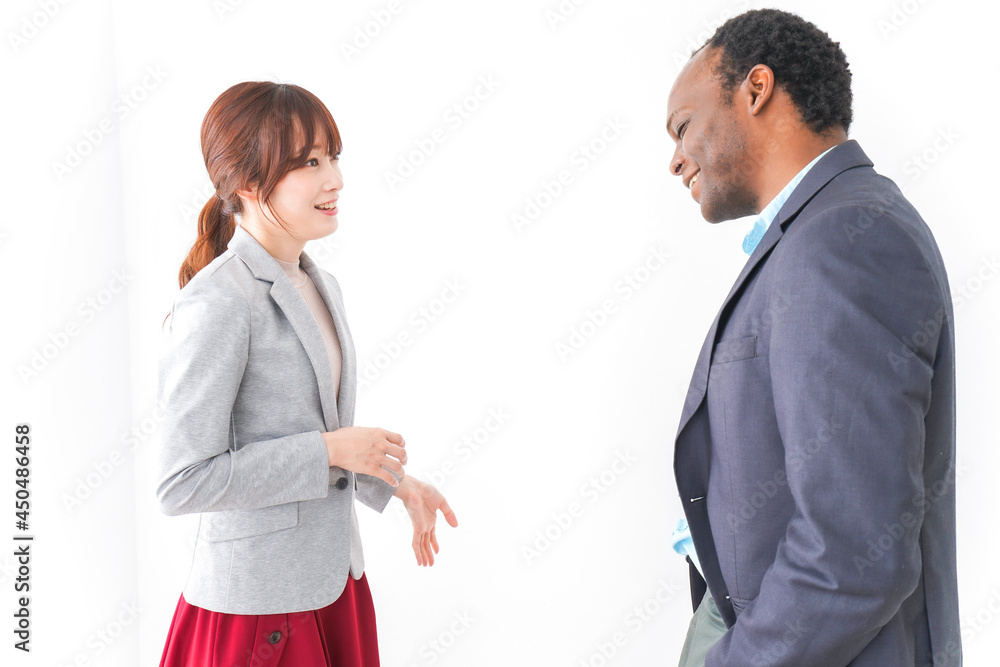 オフィスで意見交換をする2人のビジネスパーソン