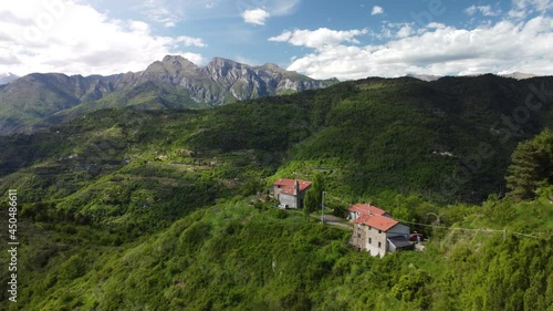 Ripresa Aerea di Case in Mezzo a Una Vallata con Drone in 4K, Con Sfondo Montagne. (Bajardo)