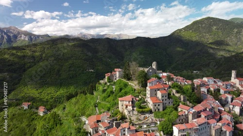 Cima di una Collina di Un Paesino (Bajardo) ripresa Fatta con Drone in 4K
