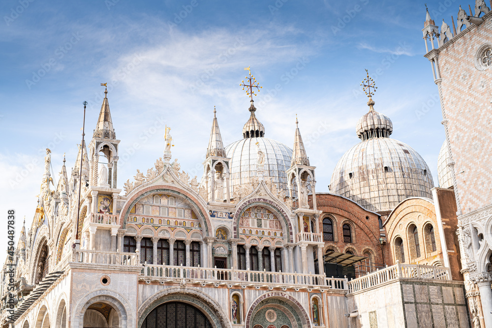 San Marco Venedig Italien bei strahlendem Sonnenschein und blauem Himmel
