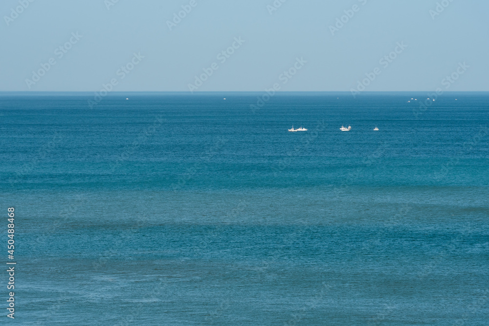 Panorama de l'océan atlantique avec bateaux de croisière Panorama de l'océan atlantique avec bateaux de croisière