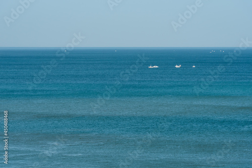 Panorama de l'océan atlantique avec bateaux de croisière