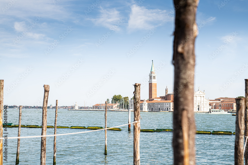 Hafen in Venedig San Marco mit tollem Ausblick bei strahlendem Sonnenschein Hafen in Venedig San Marco mit tollem Ausblick bei strahlendem Sonnenschein