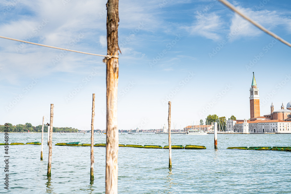 Hafen in Venedig San Marco mit tollem Ausblick bei strahlendem Sonnenschein