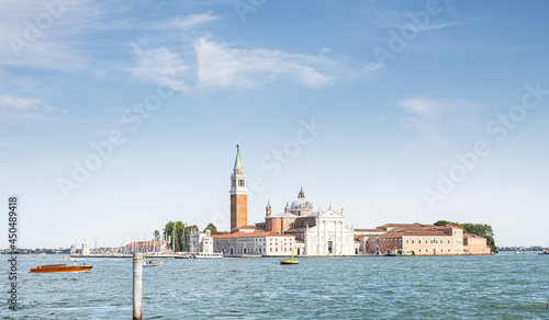 Skyline Kirche Venedig Italien vom Platz San Marco, bei strahlendem Sonnenschein und blauem Himmel