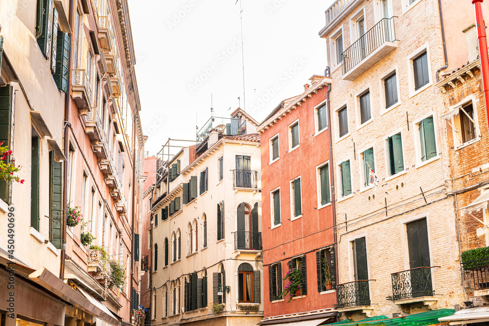 Häuser mit Wohnungen in Venedig in Italien im Sommer