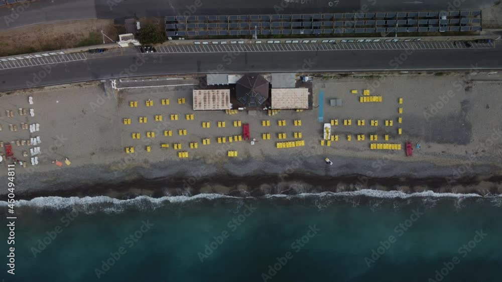 Ripresa Aerea dall'alto di Spiaggia con drone in 4K. (Liguria, Bussana) di 5 sec Ripresa Aerea dall'alto di Spiaggia con drone in 4K. (Liguria, Bussana) di 5 sec