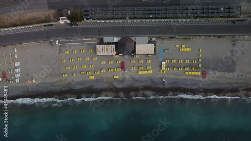 Ripresa Aerea dall'alto di Spiaggia con drone in 4K. (Liguria, Bussana) di 5 sec