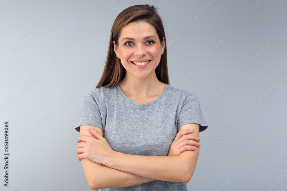 Obraz premium Smiling young woman standing with crossed arms.