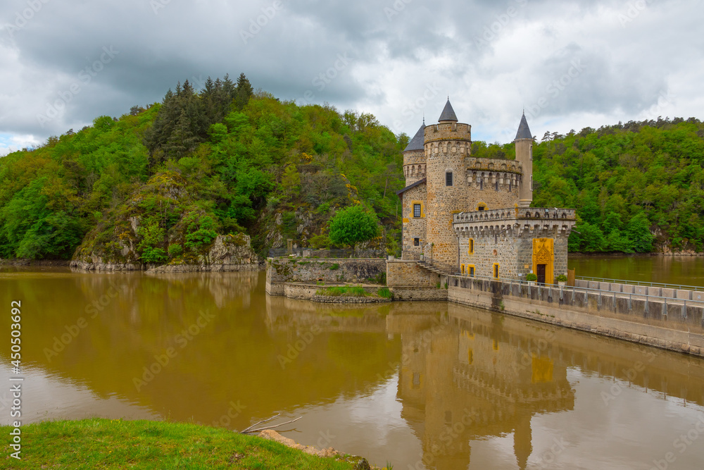 Φωτογραφία La Roche-Courbon castle in the middle of river near the forest island - France